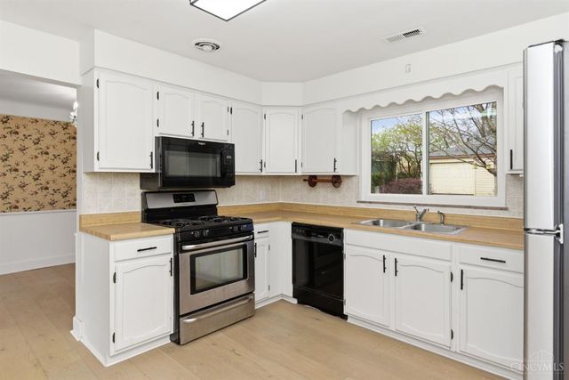 867 E Columbia Avenue, Reading, OH 45215