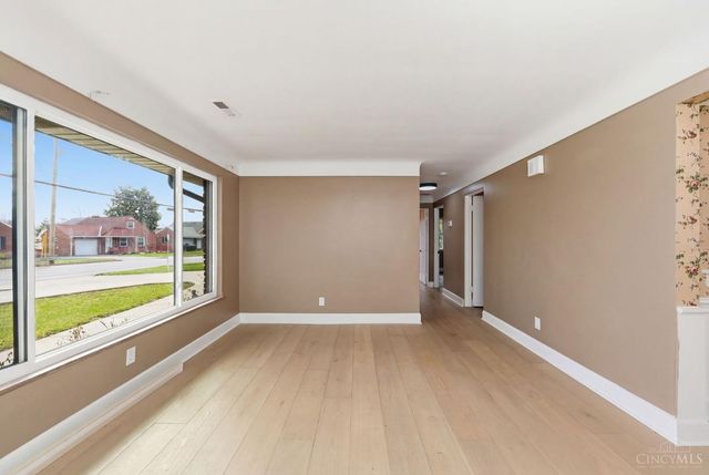 867 E Columbia Avenue, Reading, OH 45215