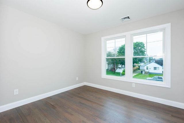 29 Ireland Place, West Babylon, NY 11704