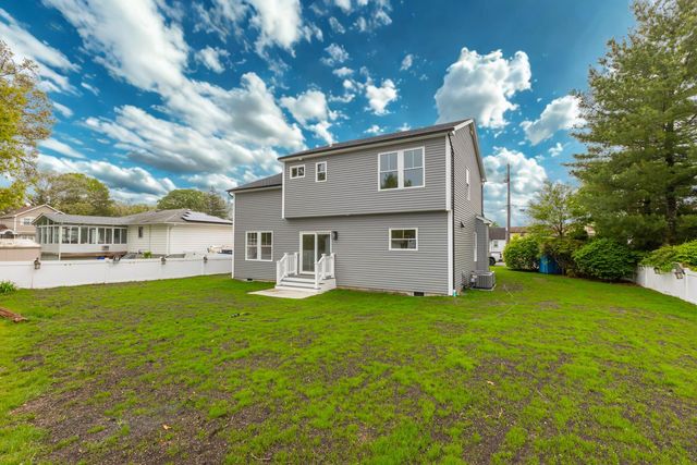 29 Ireland Place, West Babylon, NY 11704