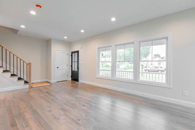 29 Ireland Place, West Babylon, NY 11704