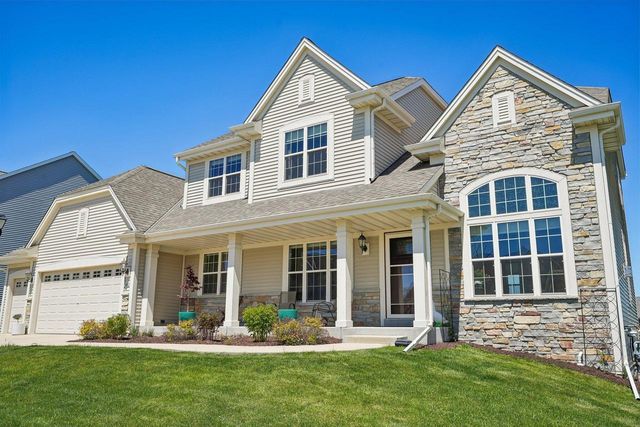 1842 Windrush DRIVE, Grafton, WI 53024