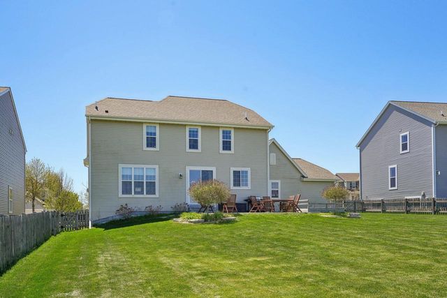 1842 Windrush DRIVE, Grafton, WI 53024