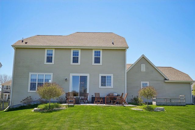 1842 Windrush DRIVE, Grafton, WI 53024