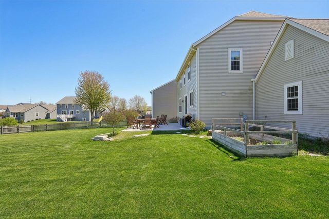 1842 Windrush DRIVE, Grafton, WI 53024