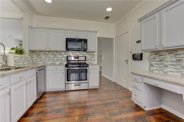 118 Wallnut Hall Circle, Woodstock, GA 30189