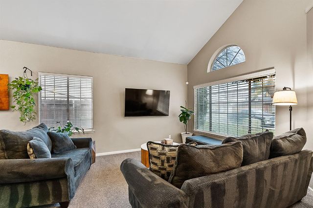 9324 Whittemore Dr, Elk Grove, CA 95624