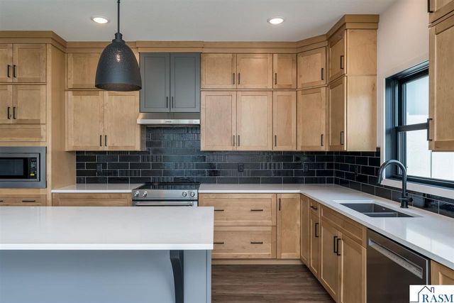 2112 Deerwood Drive, North Mankato, MN 56003