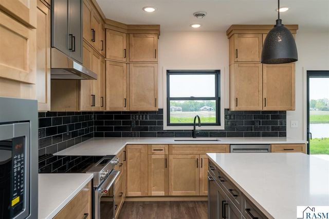 2112 Deerwood Drive, North Mankato, MN 56003