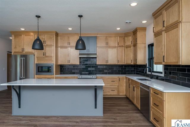 2112 Deerwood Drive, North Mankato, MN 56003