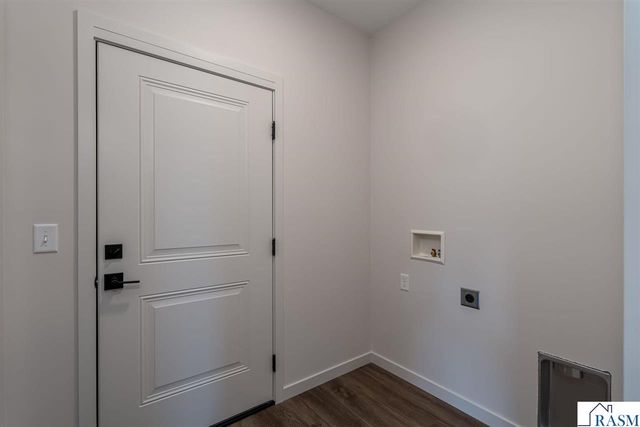 2112 Deerwood Drive, North Mankato, MN 56003