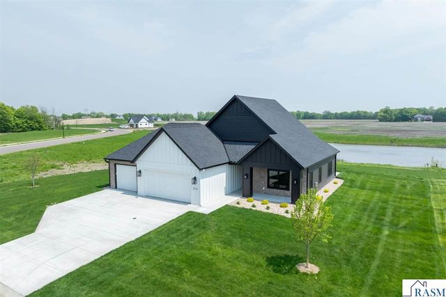 2112 Deerwood Drive, North Mankato, MN 56003