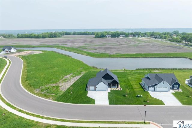 2112 Deerwood Drive, North Mankato, MN 56003