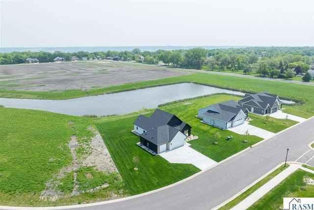 2112 Deerwood Drive, North Mankato, MN 56003