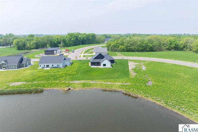 2112 Deerwood Drive, North Mankato, MN 56003