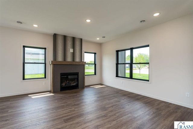 2112 Deerwood Drive, North Mankato, MN 56003