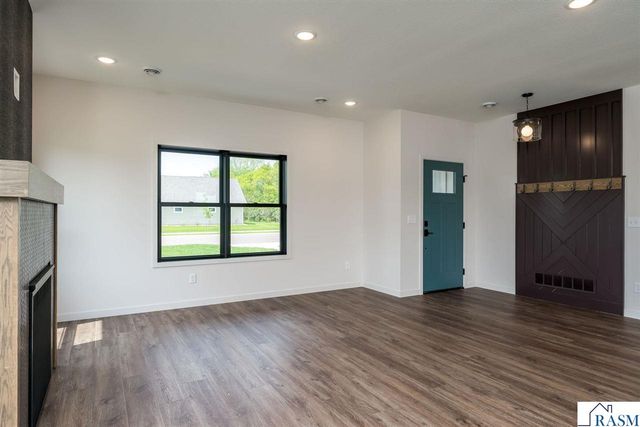 2112 Deerwood Drive, North Mankato, MN 56003