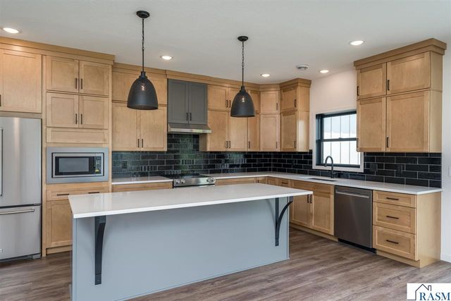 2112 Deerwood Drive, North Mankato, MN 56003