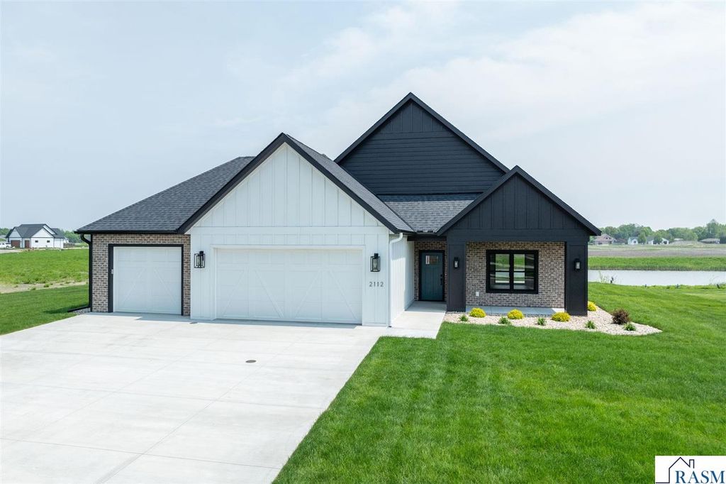 2112 Deerwood Drive, North Mankato, MN 56003