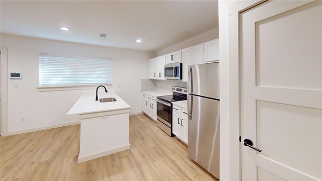 715 N Lancaster Avenue 206, Dallas, TX 75203