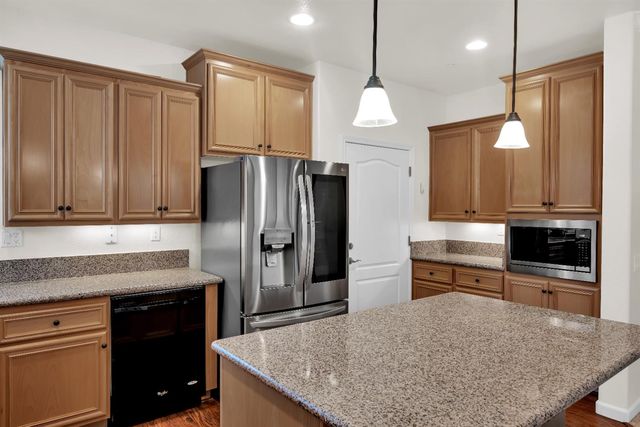 1697 Marseille Ln, Roseville, CA 95747