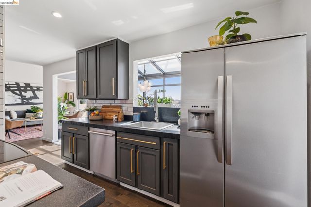 525 Mandana Blvd 402, Oakland, CA 94610