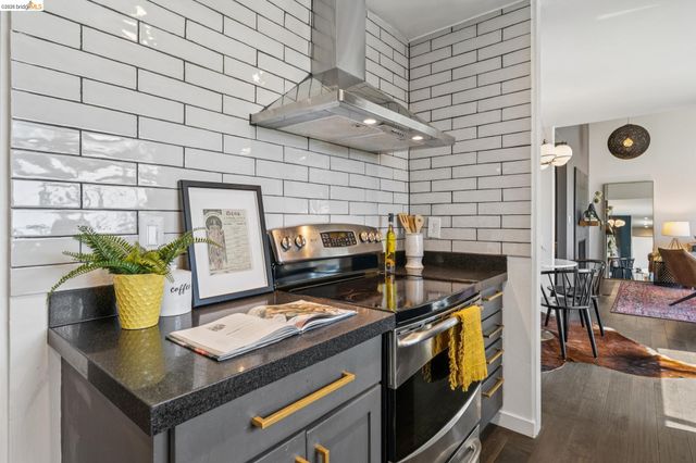 525 Mandana Blvd 402, Oakland, CA 94610