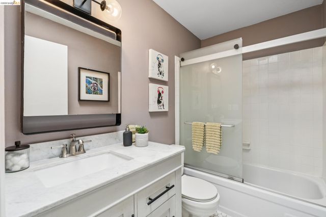 525 Mandana Blvd 402, Oakland, CA 94610