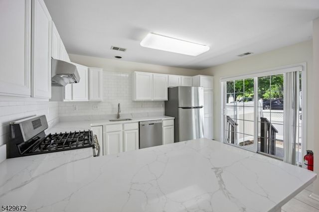 72 Dorchester Dr, Bernards Twp., NJ 07920