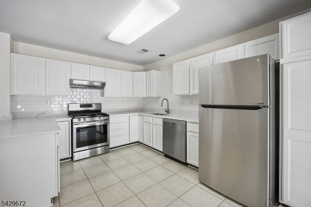 72 Dorchester Dr, Bernards Twp., NJ 07920