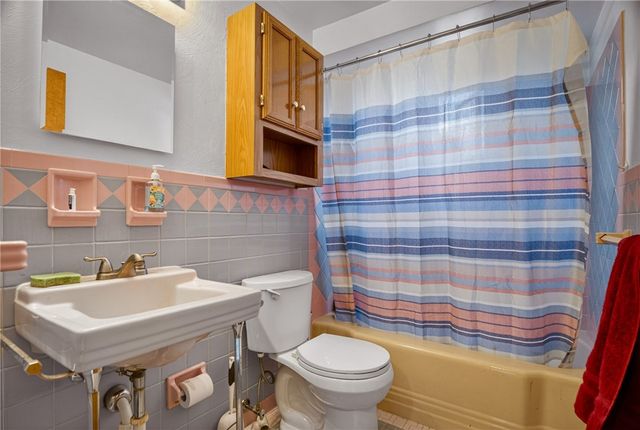 616 LAURA AVENUE, West Mifflin, PA 15122