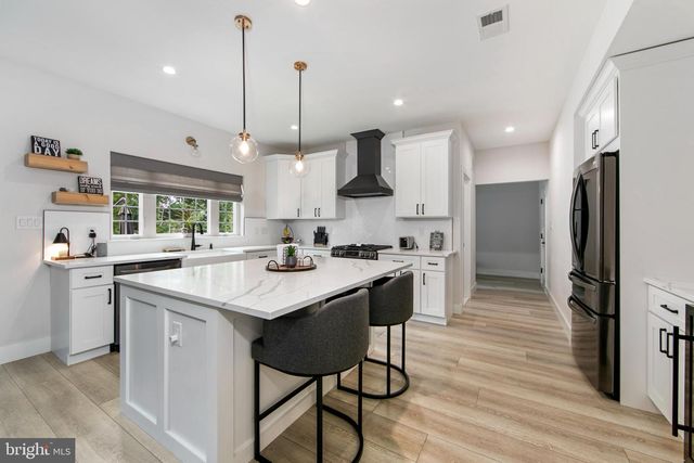 17 BISHOP AVE, Berlin, NJ 08009