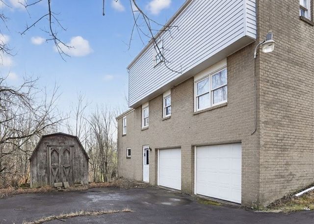 510 Buckingham Dr, Hempfield Twp, PA 15601