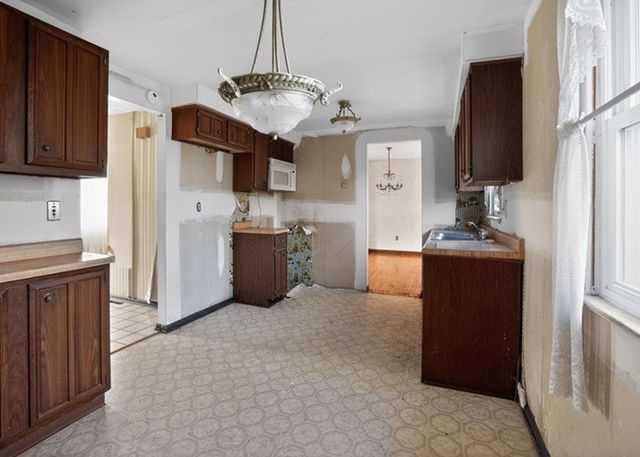 510 Buckingham Dr, Hempfield Twp, PA 15601