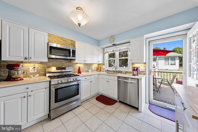 24 CEDAR RD, Manahawkin, NJ 08050
