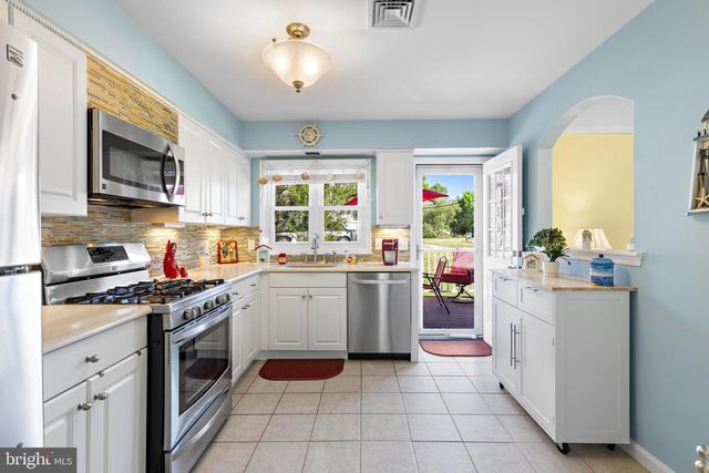 24 CEDAR RD, Manahawkin, NJ 08050