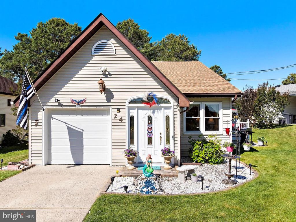 24 CEDAR RD, Manahawkin, NJ 08050