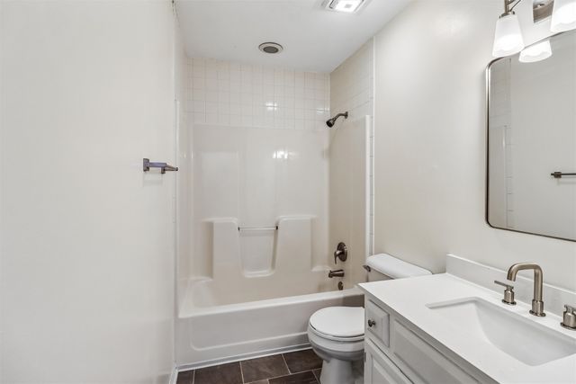 2150 NW 138th Street, Clive, IA 50325
