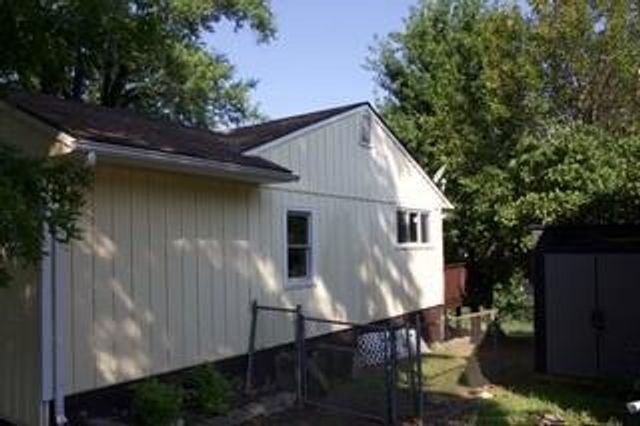 1402 SW Peggy Circle, Lee's Summit, MO 64081