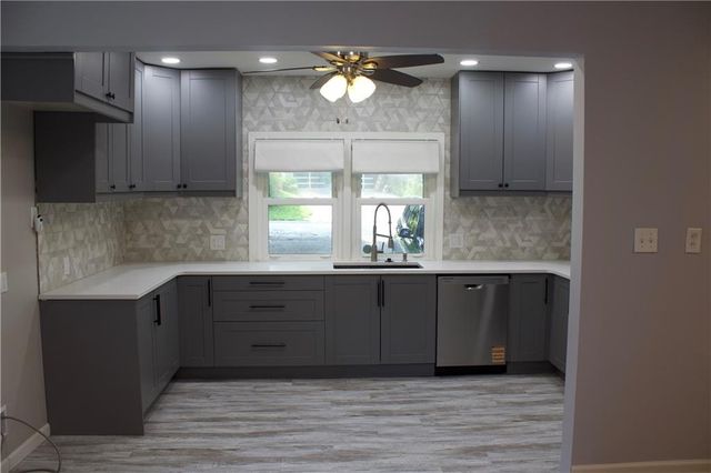 1402 SW Peggy Circle, Lee's Summit, MO 64081