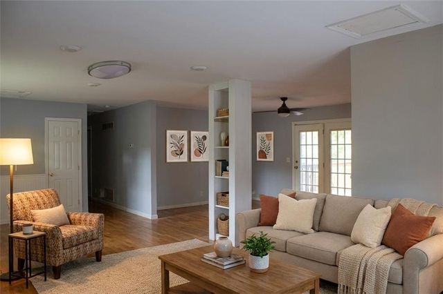 1402 SW Peggy Circle, Lee's Summit, MO 64081