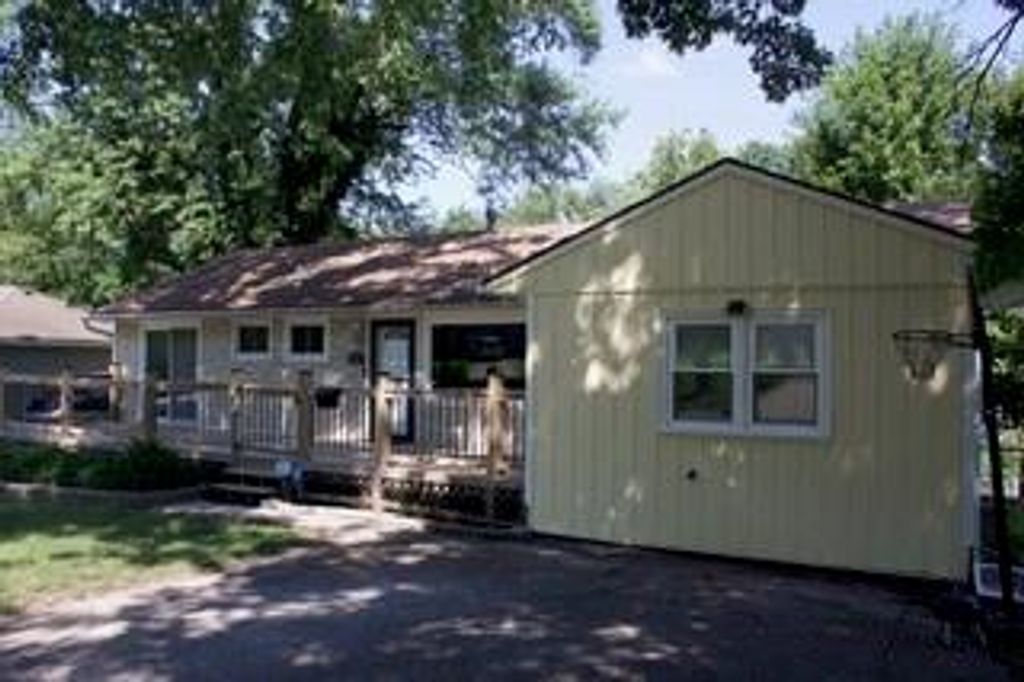 1402 SW Peggy Circle, Lee's Summit, MO 64081