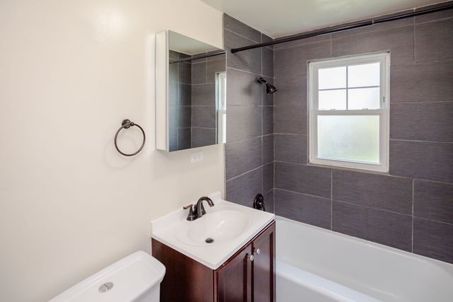 4262 W Nelson Street 1, Chicago, IL 60641