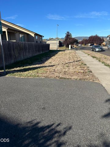 1063 Katie Mae Drive, Medford, OR 97501