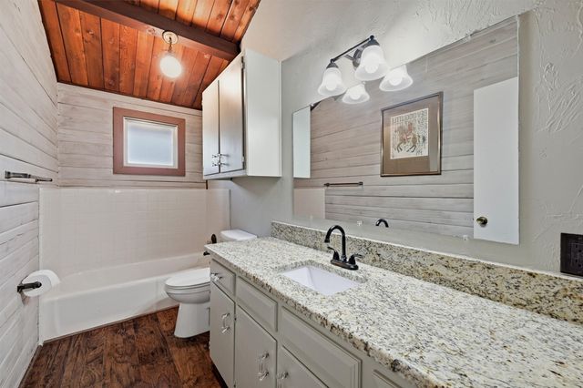 914 Kiowa Drive W, Lake Kiowa, TX 76240
