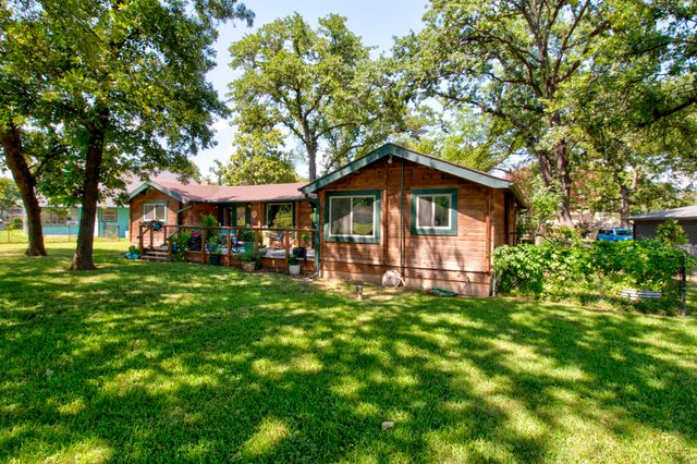 914 Kiowa Drive W, Lake Kiowa, TX 76240