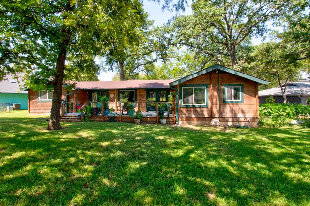 914 Kiowa Drive W, Lake Kiowa, TX 76240