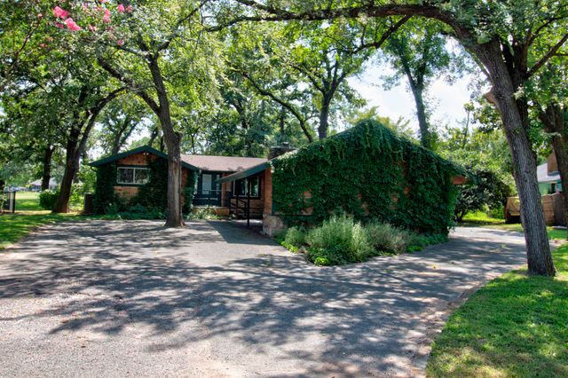 914 Kiowa Drive W, Lake Kiowa, TX 76240