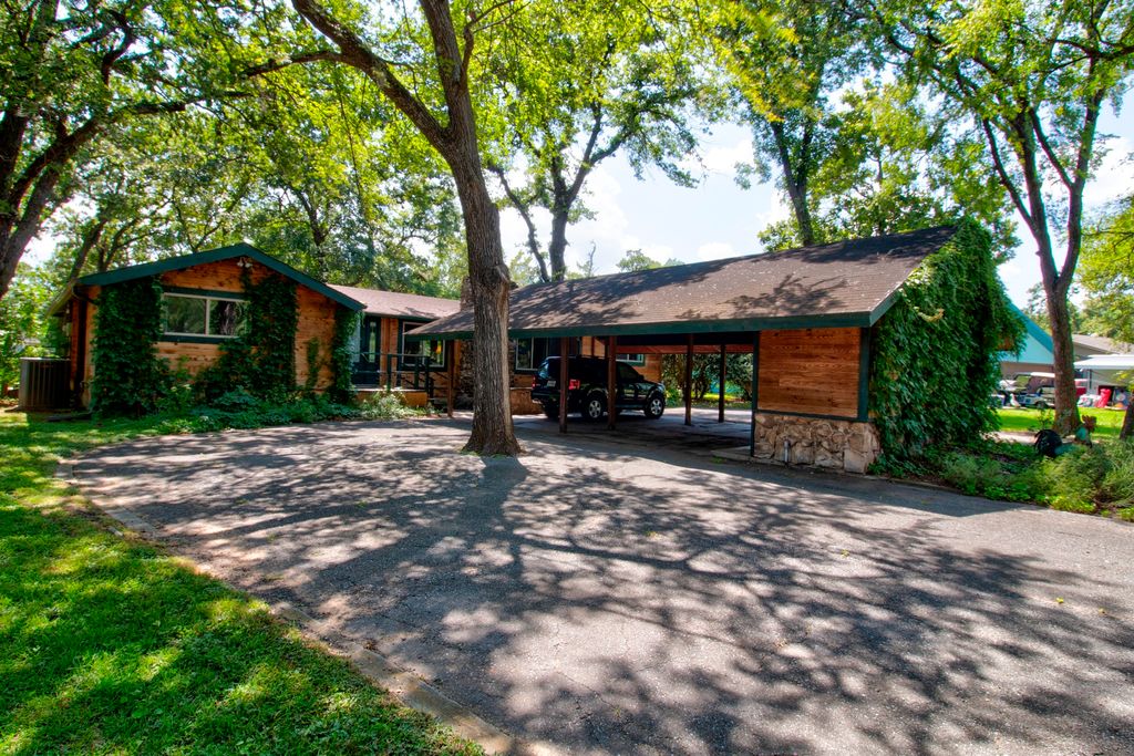 914 Kiowa Drive W, Lake Kiowa, TX 76240