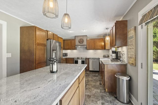 145 Gayle Ave, Lenoir City, TN 37771